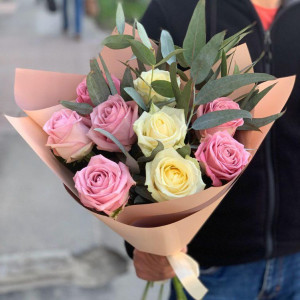 Микс из 9 розовых и белых роз с веточками эвкалипта