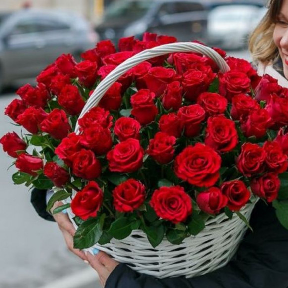 Корзина 101 красная роза с оформлением