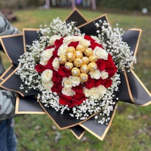 Стильный букет с розами и конфетами Феррреро Роше