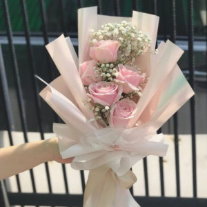 Букет 5 розовых роз с гипсофилой и упаковкой