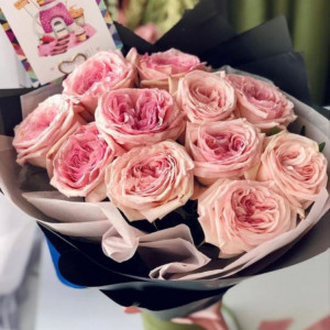Букет 11 одноголовых пионовидных роз в черной упаковке