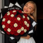101 красная и белая розы в стильной черной упаковке