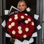 101 красная и белая розы в стильной черной упаковке