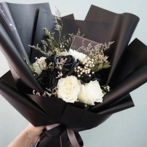Букет черные розы и белые