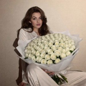 Букет 101 белая роза с белой упаковкой