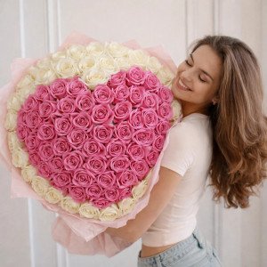 Букет 101 роза с розовым сердцем и нежной упаковкой