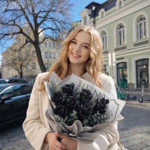 Букет 7 черных роз с эвкалиптом и упаковкой
