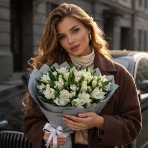 Букет 9 веток белой альстромерии с упаковкой